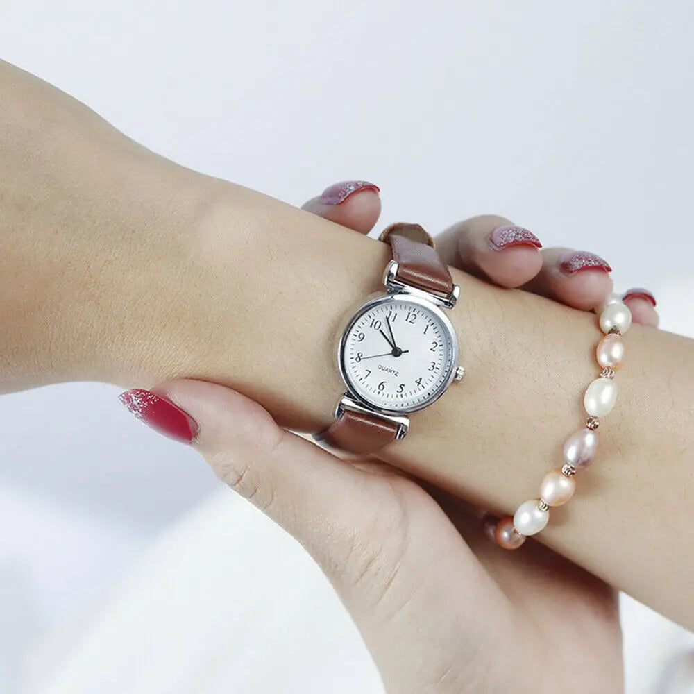 Women round Analog Clock Ladies Fashion Wrist Watches Female Gift Watch Classic Women'S Casual Quartz Leather Band Strap Watch